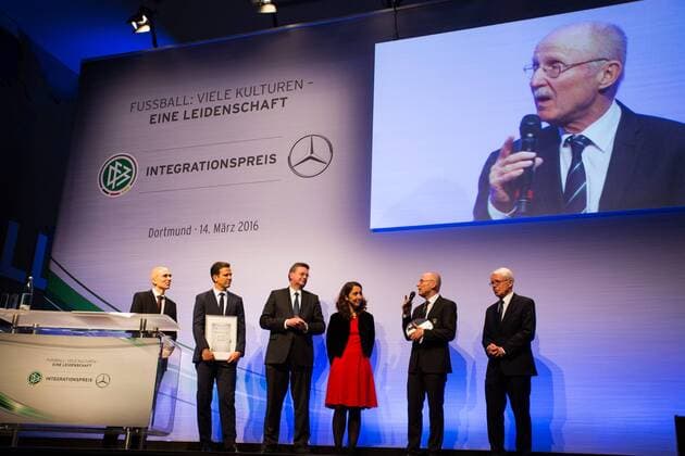 GER, Verleihung Integrationspreis 14.03.2016, Dortmund, Deutsches Fussball Museum, Verleihung des Integrationspreises, im Bild Oliver Bierhoff (Manager Nationalmannschaft), Reinhard Grindel (DFB-Schatzmeister), Aydan Özoguz (Bundesbeauftragte für Migration, Flüchtline und Integration), Willi Lemke (Sonderberater für im Dienst von Entwicklung und Frieden für den Generalsekretär der Vereinten Nationen) der den Sonderpreis erhält und Reinahrd Rauball (1. DFB-Vizepräsident und Ligapräsident) nphxRauch
