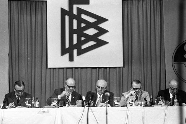 63. DFB Bundestag 1971 in Kaiserslautern mit DFB Präsident Dr. Hermann Gösmann (Mitte) und DFB Vizepräsident Hermann Neuberger (2.v.re., beide BR Deutschland)