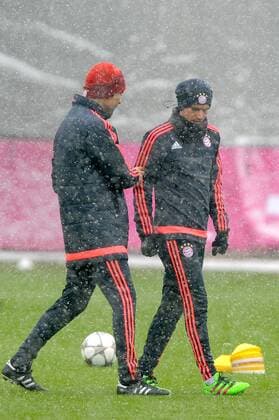 Pep (Josep) GUARDIOLA (Trainer FCB) mit Philipp LAHM (Bayern Muenchen) im Schneegestoeber.. Fussball FC Bayern Muenchen Abschlusstraining vor dem CL Viertelfinal Rueckspiel gegen Juventus Turin Fussball 1. Bundesliga,am 15.03.2016.
