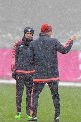 Pep (Josep) GUARDIOLA (Trainer FCB) mit Philipp LAHM (Bayern Muenchen) im Schneegestoeber.. Fussball FC Bayern Muenchen Abschlusstraining vor dem CL Viertelfinal Rueckspiel gegen Juventus Turin Fussball 1. Bundesliga,am 15.03.2016.