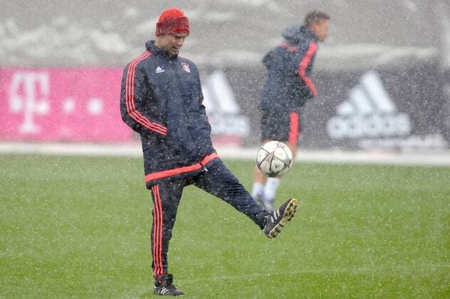 Pep (Josep) GUARDIOLA (Trainer FCB) im Schneegestoeber,jongliert den Ball. Fussball FC Bayern Muenchen Abschlusstraining vor dem CL Viertelfinal Rueckspiel gegen Juventus Turin Fussball 1. Bundesliga,am 15.03.2016.