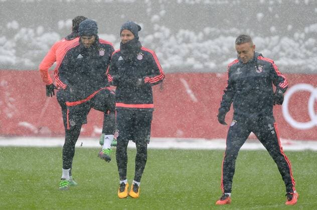 v.re:RAFINHA (Bayern Muenchen),Mario GOETZE,GÖTZE (Bayern Muenchen),Juan BERNAT (Bayern Muenchen) im Schneegestoeber,Aktion. Fussball FC Bayern Muenchen Abschlusstraining vor dem CL Viertelfinal Rueckspiel gegen Juventus Turin Fussball 1. Bundesliga,am 15.03.2016.