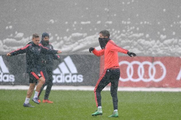v.re:Robert LEWANDOWSKI (Bayern Muenchen),Serdar TASCI (Bayern Muenchen),Joshua KIMMICH (Bayern Muenchen) im Schneegestoeber,Aktion. Fussball FC Bayern Muenchen Abschlusstraining vor dem CL Viertelfinal Rueckspiel gegen Juventus Turin Fussball 1. Bundesliga,am 15.03.2016.