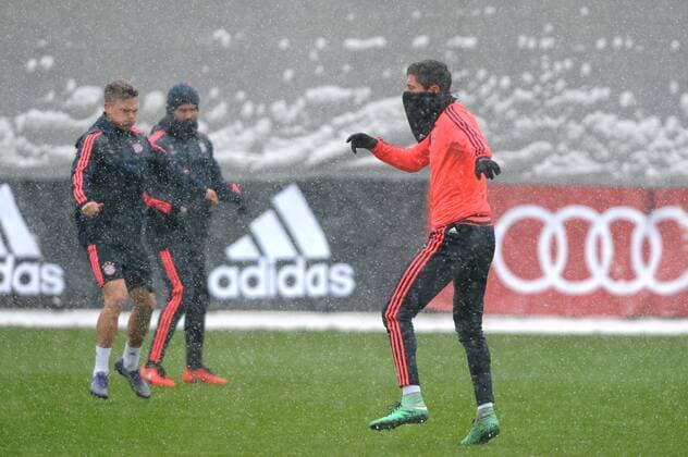 v.re:Robert LEWANDOWSKI (Bayern Muenchen),Serdar TASCI (Bayern Muenchen),Joshua KIMMICH (Bayern Muenchen) im Schneegestoeber,Aktion. Fussball FC Bayern Muenchen Abschlusstraining vor dem CL Viertelfinal Rueckspiel gegen Juventus Turin Fussball 1. Bundesliga,am 15.03.2016.