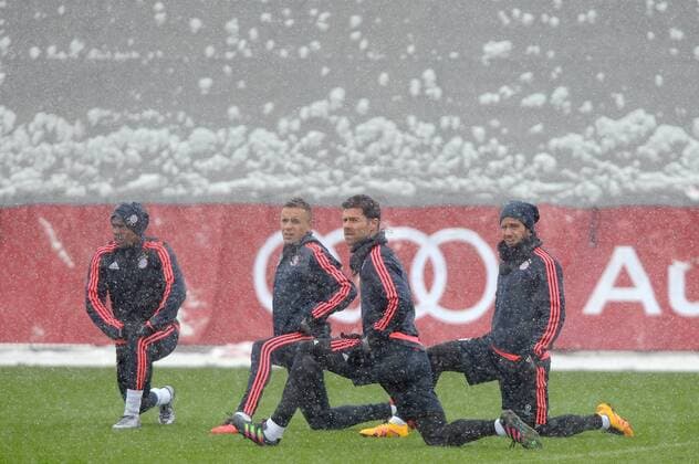 v.li:Douglas COSTA (Bayern Muenchen),RAFINHA (Bayern Muenchen),Xabi ALONSO (Bayern Muenchen),Juan BERNAT (Bayern Muenchen) im Schneegestoeber,Aktion. Fussball FC Bayern Muenchen Abschlusstraining vor dem CL Viertelfinal Rueckspiel gegen Juventus Turin Fussball 1. Bundesliga,am 15.03.2016.