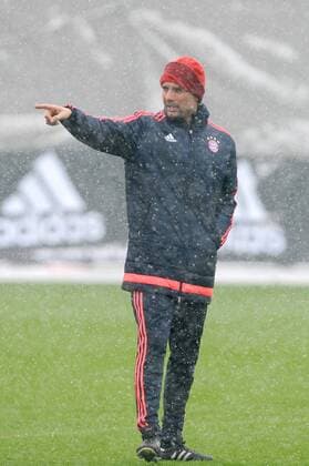 Pep (Josep) GUARDIOLA (Trainer FCB) gibt Anweisungen,Gestik, im Schneegestoeber,Aktion. Fussball FC Bayern Muenchen Abschlusstraining vor dem CL Viertelfinal Rueckspiel gegen Juventus Turin Fussball 1. Bundesliga,am 15.03.2016.