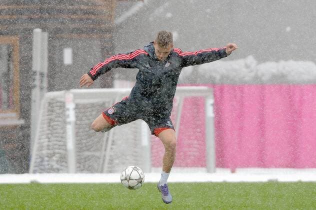 Joshua KIMMICH (Bayern Muenchen) im Schneegestoeber,Aktion. Fussball FC Bayern Muenchen Abschlusstraining vor dem CL Viertelfinal Rueckspiel gegen Juventus Turin Fussball 1. Bundesliga,am 15.03.2016.