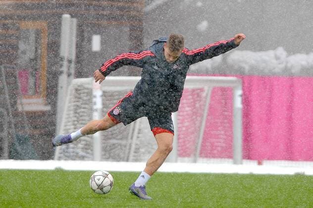 Joshua KIMMICH (Bayern Muenchen) im Schneegestoeber,Aktion. Fussball FC Bayern Muenchen Abschlusstraining vor dem CL Viertelfinal Rueckspiel gegen Juventus Turin Fussball 1. Bundesliga,am 15.03.2016.