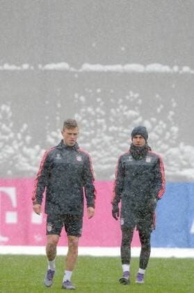 v.li:Joshua KIMMICH (Bayern Muenchen),Mario GOETZE,GÖTZE (Bayern Muenchen) im Schneegestoeber,Aktion. Fussball FC Bayern Muenchen Abschlusstraining vor dem CL Viertelfinal Rueckspiel gegen Juventus Turin Fussball 1. Bundesliga,am 15.03.2016.