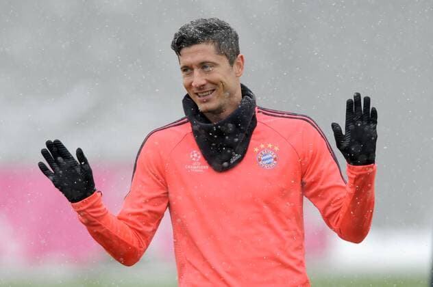 Bilder des Tages - SPORT Robert LEWANDOWSKI (Bayern Muenchen),Gestik, im Schneegestoeber,Aktion,Einzelbild, angeschnittenes Einzelmotiv,Halbfigur,halbe Figur, Fussball FC Bayern Muenchen Abschlusstraining vor dem CL Viertelfinal Rueckspiel gegen Juventus Turin Fussball 1. Bundesliga,am 15.03.2016.