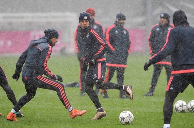 v.li:Franck RIBERY (Bayern Muenchen),Thiago ALCANTARA (FCB), im Schneegestoeber,Aktion. Fussball FC Bayern Muenchen Abschlusstraining vor dem CL Viertelfinal Rueckspiel gegen Juventus Turin Fussball 1. Bundesliga,am 15.03.2016.