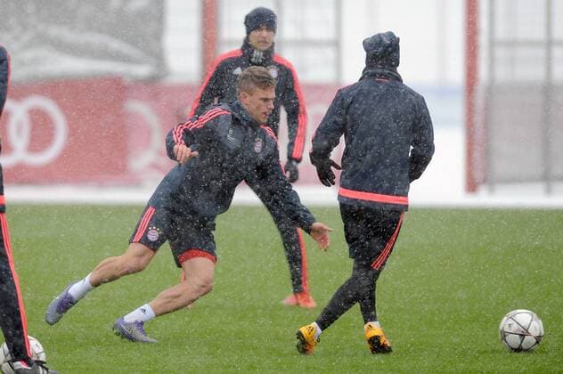 Joshua KIMMICH (Bayern Muenchen),,Aktion,Zweikampf im Schneegestoeber, Fussball FC Bayern Muenchen Abschlusstraining vor dem CL Viertelfinal Rueckspiel gegen Juventus Turin Fussball 1. Bundesliga,am 15.03.2016.