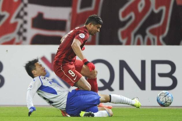 SHANGHAI, CHINA - MARCH 15: (CHINA OUT) Elkeson 9 of Shanghai SIPG and Yasuyuki Konno 15 of Gamba Osaka compete for the ball during the AFC Champions League Group G match between Shanghai SIPG and Gamba Osaka at Shanghai Stadium on March 15, 2016 in Shanghai, China.  CFP481172928 