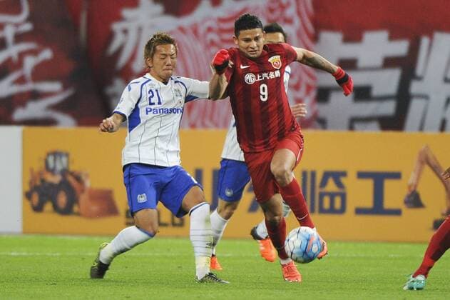 SHANGHAI, CHINA - MARCH 15: (CHINA OUT) Elkeson 9 of Shanghai SIPG and Yosuke Ideguchi 21 of Gamba Osaka compete for the ball during the AFC Champions League Group G match between Shanghai SIPG and Gamba Osaka at Shanghai Stadium on March 15, 2016 in Shanghai, China.  CFP481172930 