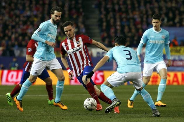 Atletico de Madrid forward Saul Niguez (2L) and PSV Eindhoven Mexican player Hector Moreno (2R) fight for the ball during a Champions league round 16 second leg match held at Vicente Calderon stadium in Madrid, Spain, 15 March 2016. ATLETICO MADRID VS PSV ENINDHOVEN !ACHTUNG: NUR REDAKTIONELLE NUTZUNG!  MAD001 20160315-635936731069815033