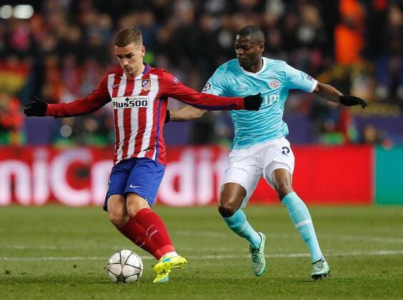 Atletico de Madrid French forward Antoine Griezmann (L) and PSV Eindhoven French player Ismat-Mirin fight for the ball during a Champions league round 16 second leg match held at Vicente Calderon stadium in Madrid, Spain, 15 March 2016. ATLETICO MADRID VS PSV ENINDHOVEN !ACHTUNG: NUR REDAKTIONELLE NUTZUNG!  MAD004 20160315-635936739200451033