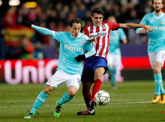 Atletico de Madrid Argentinian midfielder Augusto Fernandez (R) and PSV Eindhoven Mexican midfielder Jose Andres Guardado fight for the ball during a Champions league round 16 second leg match held at Vicente Calderon stadium in Madrid, Spain, 15 March 2016. ATLETICO MADRID VS PSV ENINDHOVEN !ACHTUNG: NUR REDAKTIONELLE NUTZUNG!  MAD007 20160315-635936745125799033