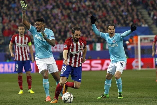 Atletico de Madrid defense Juanfran (C) and PSV Eindhoven players forward Jurgen Locadia (L) and Jose Andres Guardado fight for the ball during a Champions league round 16 second leg match held at Vicente Calderon stadium in Madrid, Spain, 15 March 2016. ATLETICO MADRID VS PSV ENINDHOVEN !ACHTUNG: NUR REDAKTIONELLE NUTZUNG!  MAD010 20160315-635936757692719905