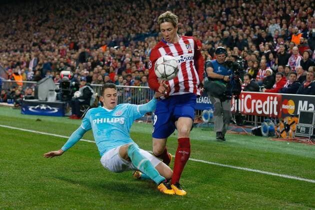 Atletico de Madrid forward Fernando Torres (R) and PSV Eindhoven Colombian defense Santiago Arias fight for the ball during a Champions League round 16 second leg match held at Vicente Calderon stadium in Madrid, Spain, 15 March 2016. ATLETICO MADRID VS PSV ENINDHOVEN !ACHTUNG: NUR REDAKTIONELLE NUTZUNG!  MAD021 20160315-635936774468489647