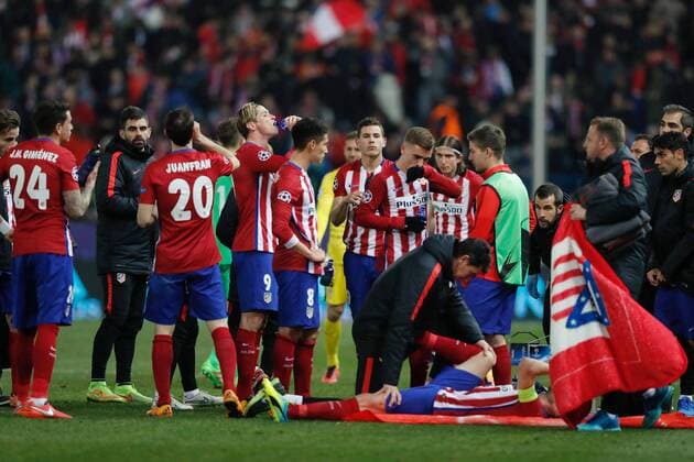 Atletico de Madrid players prepare for the extra time during a Champions League round 16 second leg match held at Vicente Calderon stadium in Madrid, Spain, 15 March 2016. ATLETICO MADRID VS PSV ENINDHOVEN !ACHTUNG: NUR REDAKTIONELLE NUTZUNG!  MAD026 20160315-635936793069305647