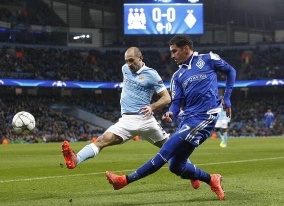 15.03.2016. Etihad Stadium, Manchester, England. Champions League. Manchester City versus Dynamo Kiev. Dynamo Kiev midfielder Olexandr Yakovenko crosses as Manchester City defender Pablo Zabaleta challenges. xAlanxMartinx  ActionPlus11718459