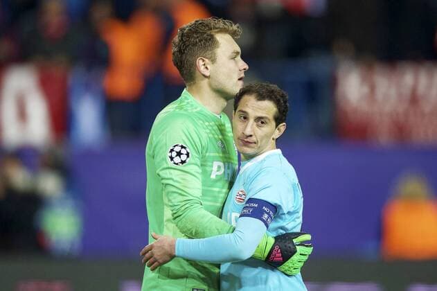 Fußball, Champions League, Atletico Madrid - PSV Eindhoven (L-R) goalkeeper Jeroen Zoet of PSV, Andres Guardado of PSV during the UEFA Champions League Round of 16, Second leg match between Atletico madrid and PSV Eindhoven on March 15, 2016 at the Estadio Vicente Calder& 243;n in Madrid, Spain. Atletico Madrid v PSV Eindhoven UEFA Champions League 2015 2016 xVIxxIVx 5163963