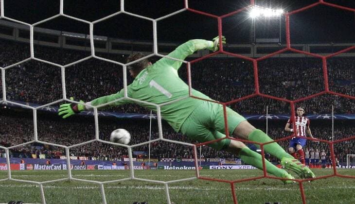 Atletico de Madrid fFilipe Luis (R) scores a penalty during a Champions League round 16 second leg match held at Vicente Calderon stadium in Madrid, Spain, 15 March 2016. ATLETICO MADRID VS PSV ENINDHOVEN !ACHTUNG: NUR REDAKTIONELLE NUTZUNG!  MAD036 20160315-635936830540186178