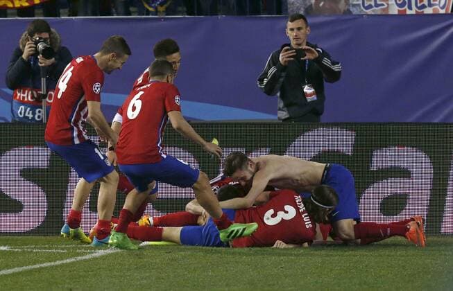 Atletico de Madrid players celebrate the victory over PSV Eindhoven during a Champions League round 16 second leg match held at Vicente Calderon stadium in Madrid, Spain, 15 March 2016. ATLETICO MADRID VS PSV ENINDHOVEN !ACHTUNG: NUR REDAKTIONELLE NUTZUNG!  MAD038 20160316-635936832491385126