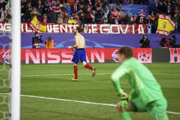(L-R) Juanfran of Club Atletico de Madrid, goalkeeper Jeroen Zoet of PSV3 during the UEFA Champions League Round of 16, Second leg match between Atletico madrid and PSV Eindhoven on March 15, 2016 at the Estadio Vicente Calder& 243;n in Madrid, Spain. Atletico Madrid v PSV Eindhoven UEFA Champions League 2015 2016 xVIxxIVx 5164002