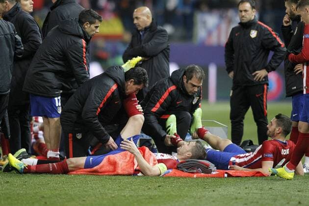 Fußball, Champions League, Atletico Madrid - PSV Eindhoven Atletico de Madrid s Gabi Fernandez (l) and Koke Resurrecccion before extra time during UEFA Champions League match. March 15,2016.  (20160315159)