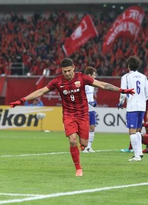 Elkeson de Oliveira Cardoso of China s Shanghai SIPG celebrates after scoring a goal against Japan s Gamba Osaka during their Group G third round match of the AFC Champions League 2016 in Shanghai, China, 15 March 2016. Brazilian forward Elkeson s double strike fired Shanghai SIPG to the top of their AFC Champions League group with a 2-1 win over Gamba Osaka on Tuesday (15 March 2016). Elkeson, off-loaded by reigning Asian champions Guangzhou Evergrande in January, looked an increasingly important signing as he sealed SIPG s second win in Group G. It was enough for Sven-Goran Eriksson s side to leapfrog Melbourne Victory, who were held 0-0 by South Korea¡¯s Suwon Samsung Bluewings in a combative contest earlier. Elkeson put SIPG ahead with a finish from close range on 41 minutes as the home side dominated. And after his Brazilian opposite number Patric nodded Gamba level on the hour-mark, Elkeson popped up again with the match-winning strike just two minutes later. The decisive goal may have made uncomfortable viewing for Evergrande fans as it came from a cross by Dario Conca, Elkeson s former team-mate at the Asian and Chinese title-holders. Meanwhile big-spending Chinese team Jiangsu Suning s unconvincing campaign remained stuck in second gear with a 0-0 draw away to FC Tokyo. Elkeson double fires Shanghai top of AFC Champions League group  20160315_64928