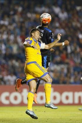 Fußball, CONCACAF Champions League, Gallo Blancos Queretaro - UANL Tigres Angel Sepulveda (R) of Queretaro in action against Anselmo Vendrechovski Junior (L) of Tigres during a soccer match between Queretaro and Tigres of the Champions League of Concacaf in Queretaro, Mexico, on 15 March 2016. QUERETARO VS TIGRES !ACHTUNG: NUR REDAKTIONELLE NUTZUNG!  MEX51 20160316-635937015983977790
