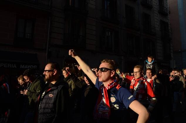 Fußball, Champions League, PSV Eindhoven Fans in Madrid zum Rückspiel gegen Atletico Spain: PSV fans in Madrid PSV supporters shout slogans in Madrid.  JorgexSanz