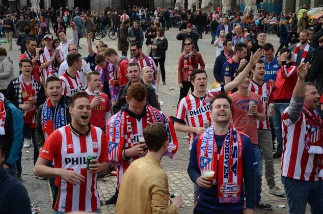 Fußball, Champions League, PSV Eindhoven Fans in Madrid zum Rückspiel gegen Atletico Spain: PSV fans in Madrid PSV supporters shout slogans in Madrid.  JorgexSanz