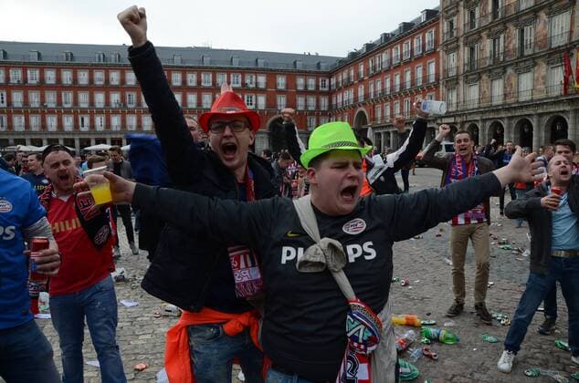 Fußball, Champions League, PSV Eindhoven Fans in Madrid zum Rückspiel gegen Atletico Spain: PSV fans in Madrid PSV supporters shout slogans in Madrid.  JorgexSanz