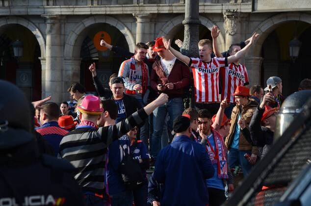 Fußball, Champions League, PSV Eindhoven Fans in Madrid zum Rückspiel gegen Atletico Spain: PSV fans in Madrid PSV supporters shout slogans in Madrid.  JorgexSanz