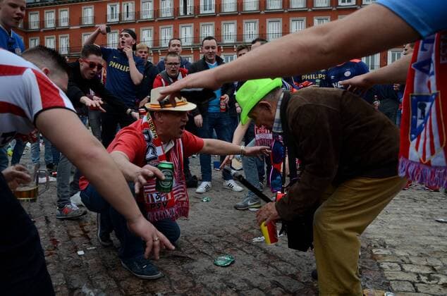 Fußball, Champions League, PSV Eindhoven Fans in Madrid zum Rückspiel gegen Atletico Spain: PSV fans humiliate beggars in Madrid PSV supporters pictured in Madrid. PSV Eindhoven supporters have been accused of humiliating beggars at Plaza Mayor of Madrid during the ahead of the club’s Champions League match with Atletico Madrid.  JorgexSanzxGarcia