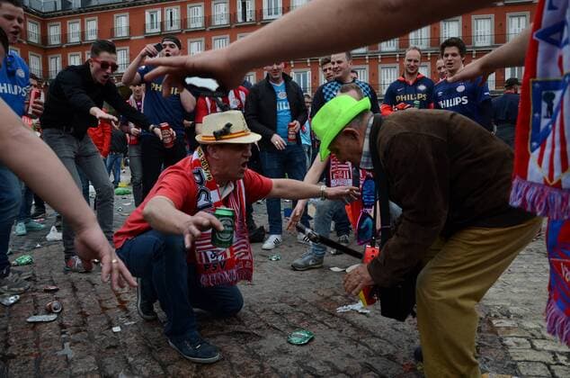 Fußball, Champions League, PSV Eindhoven Fans in Madrid zum Rückspiel gegen Atletico Spain: PSV fans humiliate beggars in Madrid PSV supporters pictured in Madrid. PSV Eindhoven supporters have been accused of humiliating beggars at Plaza Mayor of Madrid during the ahead of the club’s Champions League match with Atletico Madrid.  JorgexSanzxGarcia