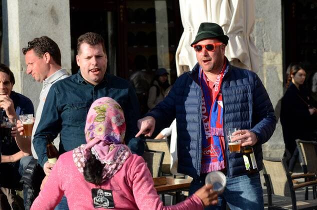 Fußball, Champions League, PSV Eindhoven Fans in Madrid zum Rückspiel gegen Atletico Spain: PSV fans humiliate beggars in Madrid A PSV supporter argues with a beggar in Madrid. PSV Eindhoven supporters have been accused of humiliating beggars at Plaza Mayor of Madrid during the ahead of the club’s Champions League match with Atletico Madrid.  JorgexSanzxGarcia