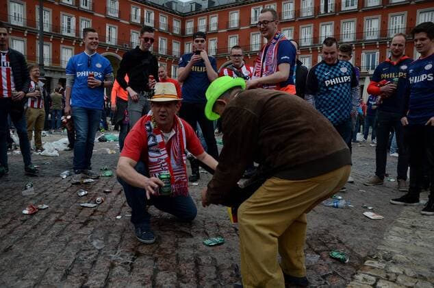 Fußball, Champions League, PSV Eindhoven Fans in Madrid zum Rückspiel gegen Atletico Spain: PSV fans humiliate beggars in Madrid PSV supporters pictured in Madrid. PSV Eindhoven supporters have been accused of humiliating beggars at Plaza Mayor of Madrid during the ahead of the club’s Champions League match with Atletico Madrid.  JorgexSanzxGarcia
