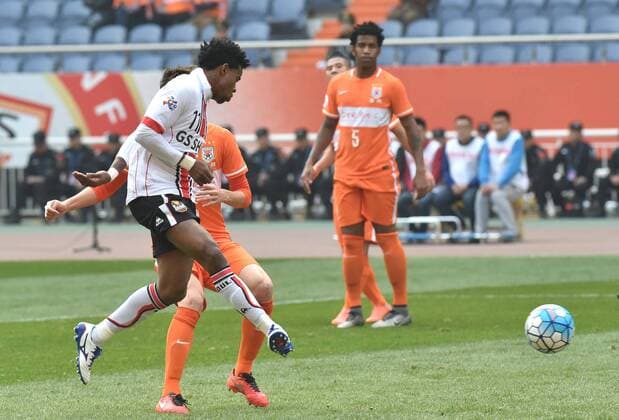 (160316) -- JINAN, March 16, 2016 -- Carlos Adriano (front) of South Korea s FC Seoul shoots during their Group F third round match against China s Shandong Luneng at the 2016 AFC Championships League in Jinan, capital of north China s Shandong Province, March 16, 2016. FC Seoul won 4-1. ) (SP)CHINA-JINAN-AFC CHAMPIONSHIPS LEAGUE 2016-GROUP F-SHANDONG LUNENG VS FC SEOUL XuxSuhui 