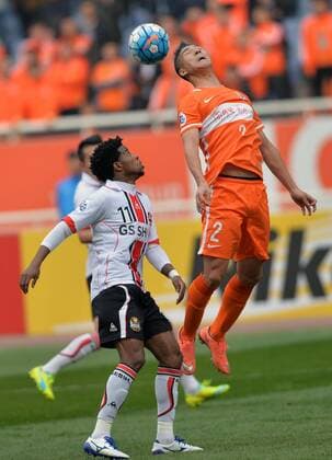 (160316) -- JINAN, March 16, 2016 -- Zhao Mingjian (R) of China s Shandong Luneng heads the ball during their Group F third round match against FC Seoul of South Korea at the 2016 AFC Championships League in Jinan, capital of north China s Shandong Province, March 16, 2016. FC Seoul won 4-1. ) (SP)CHINA-JINAN-AFC CHAMPIONSHIPS LEAGUE 2016-GROUP F-SHANDONG LUNENG VS FC SEOUL ZhuxZheng 