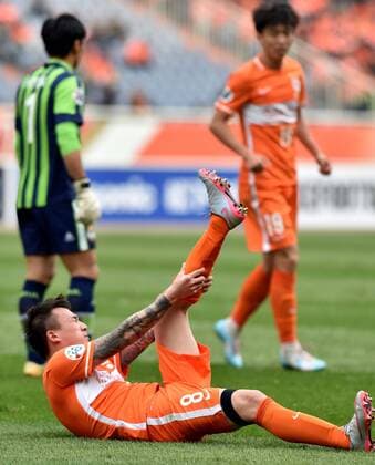 (160316) -- JINAN, March 16, 2016 -- Wang Yongpo of China s Shandong Luneng reacts after injured during their Group F third round match against FC Seoul of South Korea at the 2016 AFC Championships League in Jinan, capital of north China s Shandong Province, March 16, 2016. FC Seoul won 4-1. ) (SP)CHINA-JINAN-AFC CHAMPIONSHIPS LEAGUE 2016-GROUP F-SHANDONG LUNENG VS FC SEOUL XuxSuhui 