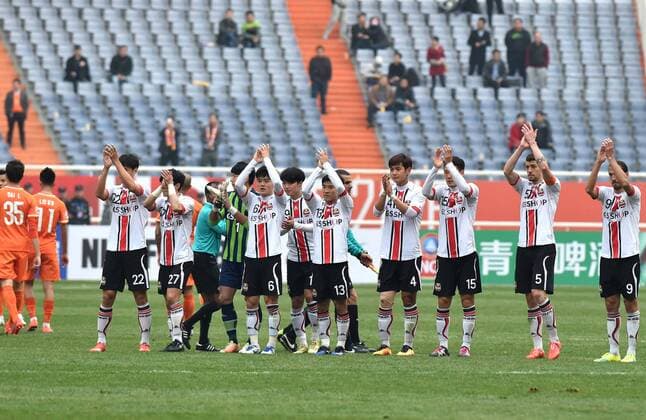 (160316) -- JINAN, March 16, 2016 -- Players of South Korea s FC Seoul greet fans during their Group F third round match against China s Shandong Luneng at the 2016 AFC Championships League in Jinan, capital of north China s Shandong Province, March 16, 2016. FC Seoul won 4-1. ) (SP)CHINA-JINAN-AFC CHAMPIONSHIPS LEAGUE 2016-GROUP F-SHANDONG LUNENG VS FC SEOUL XuxSuhui 