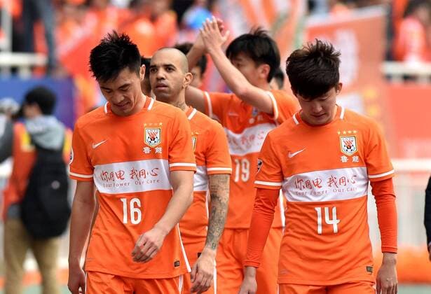 (160316) -- JINAN, March 16, 2016 -- Zheng Zheng (L) of China s Shandong Luneng leaves after their Group F third round match against FC Seoul of South Korea at the 2016 AFC Championships League in Jinan, capital of north China s Shandong Province, March 16, 2016. FC Seoul won 4-1. ) (SP)CHINA-JINAN-AFC CHAMPIONSHIPS LEAGUE 2016-GROUP F-SHANDONG LUNENG VS FC SEOUL XuxSuhui 