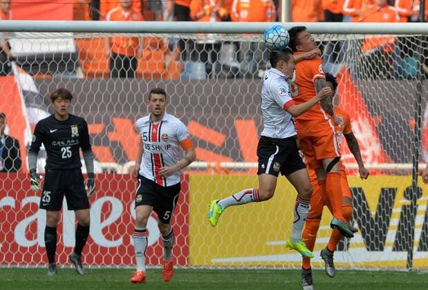 (160316) -- JINAN, March 16, 2016 -- Wang Yongpo (R) of China s Shandong Luneng heads the ball during their Group F third round match against FC Seoul of South Korea at the 2016 AFC Championships League in Jinan, capital of north China s Shandong Province, March 16, 2016. FC Seoul won 4-1. ) (SP)CHINA-JINAN-AFC CHAMPIONSHIPS LEAGUE 2016-GROUP F-SHANDONG LUNENG VS FC SEOUL ZhuxZheng 
