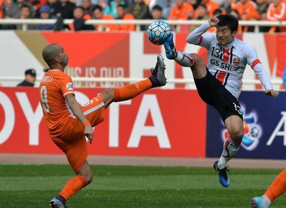 (160316) -- JINAN, March 16, 2016 -- Tardelli (L) of China s Shandong Luneng competes with Go Yohan of South Korea s FC Korea during their Group F third round match at the 2016 AFC Championships League in Jinan, capital of north China s Shandong Province, March 16, 2016. FC Seoul won 4-1. ) (SP)CHINA-JINAN-AFC CHAMPIONSHIPS LEAGUE 2016-GROUP F-SHANDONG LUNENG VS FC SEOUL ZhuxZheng 