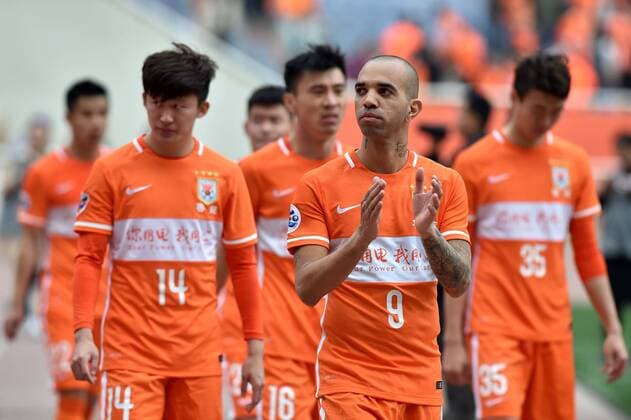 (160316) -- JINAN, March 16, 2016 -- Tardelli (F) of China s Shandong Luneng leaves after their Group F third round match against FC Seoul of South Korea at the 2016 AFC Championships League in Jinan, capital of north China s Shandong Province, March 16, 2016. FC Seoul won 4-1. ) (SP)CHINA-JINAN-AFC CHAMPIONSHIPS LEAGUE 2016-GROUP F-SHANDONG LUNENG VS FC SEOUL XuxSuhui 
