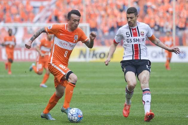 JINAN, CHINA - MARCH 16: (CHINA OUT) Wang Yongpo 8 of Shandong Luneng and Osmar Barba 5 of FC Seoul compete for the ball during the AFC Champions League Group F match between Shandong Luneng and FC Seoul at Jinan Olympic Sports Centre on March 16, 2016 in Jinan, China.  CFP481222171 