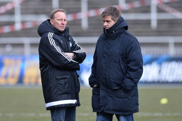 Fußball Regionalliga West 26. Spieltag Borussia Dortmund II - Schalke II am 16.03.2016 im Stadion Rote Erde in Dortmund Jürgen Luginger ( Trainer Schalke ), links - Oliver Ruhnert ( Direktor Knappenschmiede ), rechts Foto: Osnapix TT